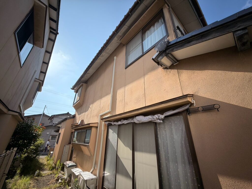 【外壁表面のカビ】<br />
外壁の一部には、カビの発生も確認されました。<br />
<br />
石川県は雨や湿気の影響を受けやすく、日当たりや風通しなどの条件によっては外壁にカビが発生することがあります。<br />
<br />
カビを十分に除去せず塗装すると、仕上がりや塗膜の密着に悪影響を及ぼす可能性があります。<br />
<br />
今回は塗装前の高圧洗浄で付着物を洗い流し、新しい塗装に適した表面を整えました。